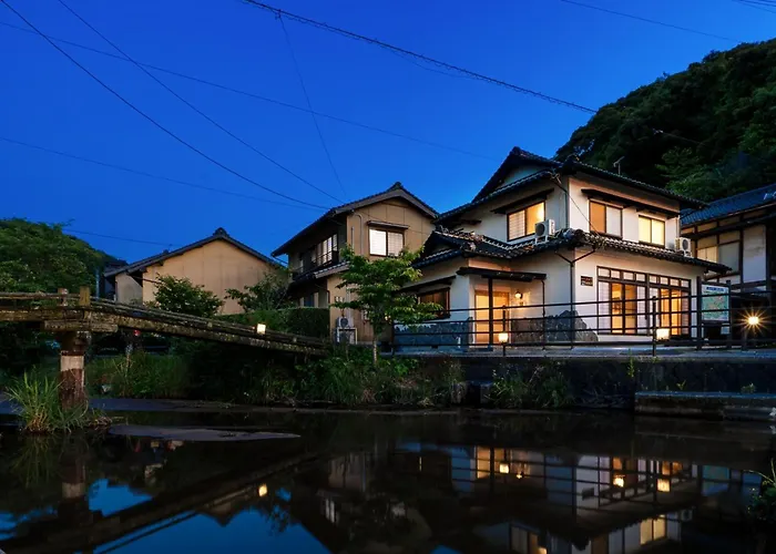 川の灯